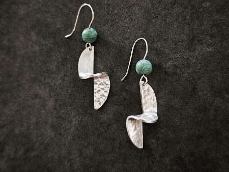 Twist earrings with malachite