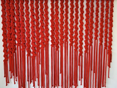 Modern Red Macrame Wall Hanging – Minimalist Handmade Décor – Sleek Coton Rope Art – Contemporary Boho Wall Tapestry – Bold Home Accent