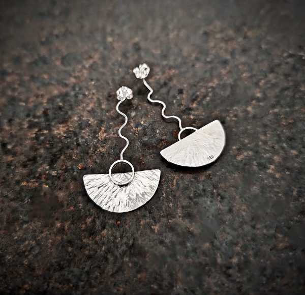 Silver earrings with geometric patterns - Image 3