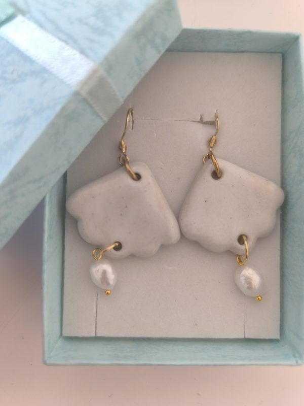 Soft Wave Ceramic Earrings with Freshwater Pearl Drop – Handmade Coastal Elegance - Image 2