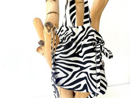 bucket bag black and white 1