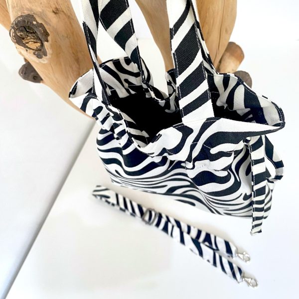 bucket bag black and white 3