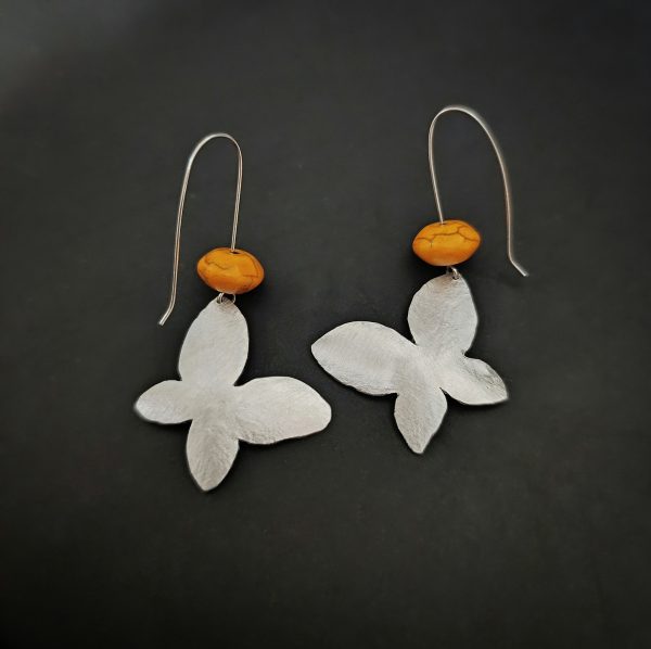 Butterfly hammered earrings with orange howlite stones - Image 3