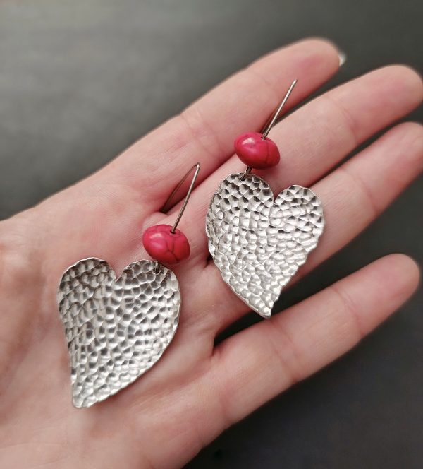 Heart hammered earrings with red howlite stones - Image 2