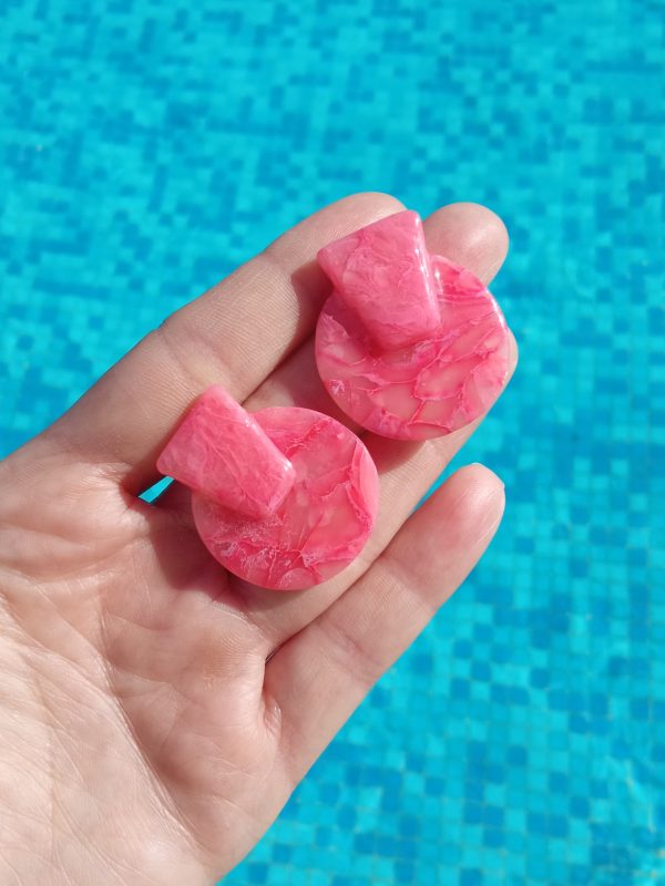 Marbled pink stud earrings - Image 4