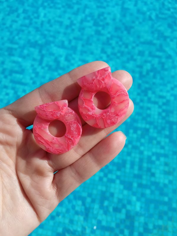 Marbled pink statement stud earrings - Image 3