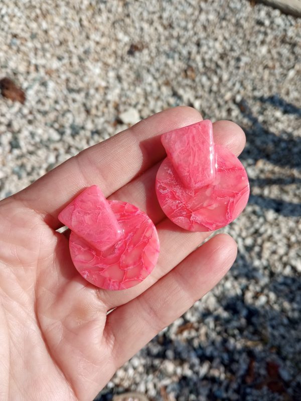 Marbled pink stud earrings - Image 2