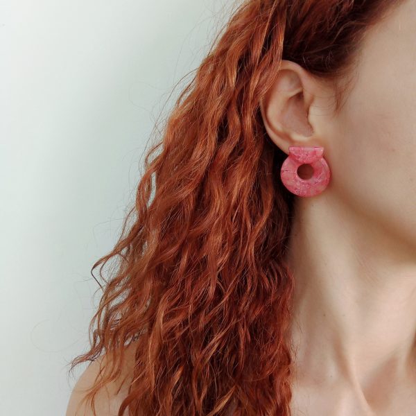 Marbled pink statement stud earrings - Image 2