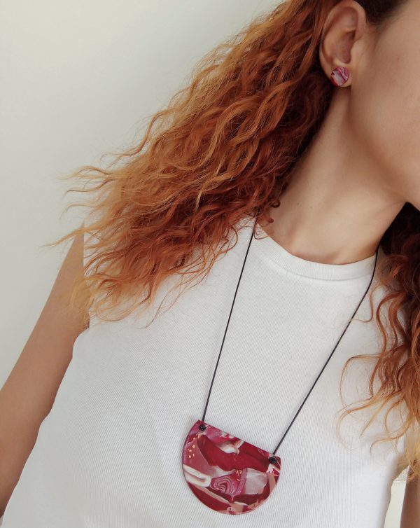 Set of burgundy necklace and stud earrings
