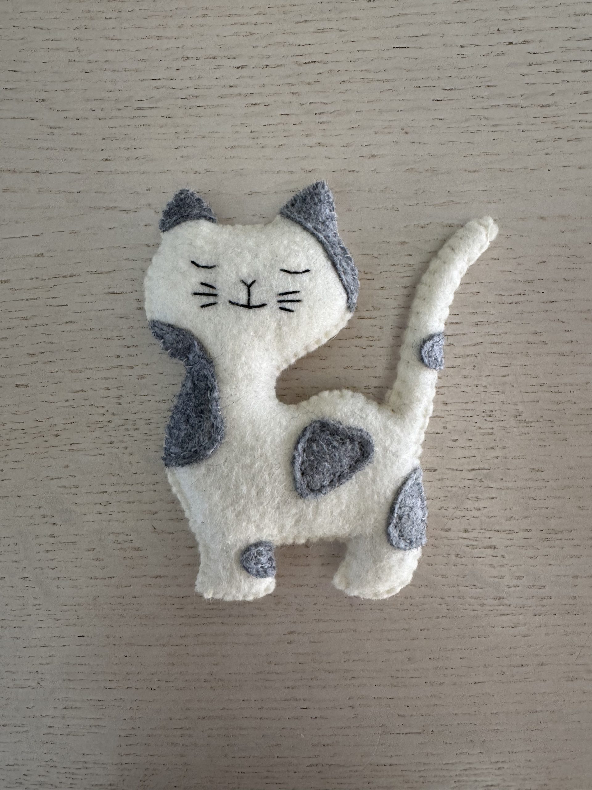 Adorable Felt cat magnet-3 designs - Image 3