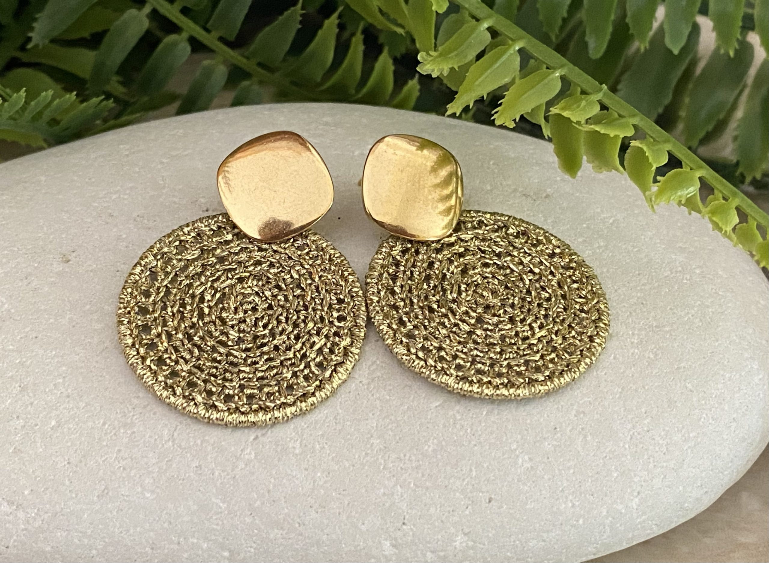 Gold charm crochet earrings - Image 4