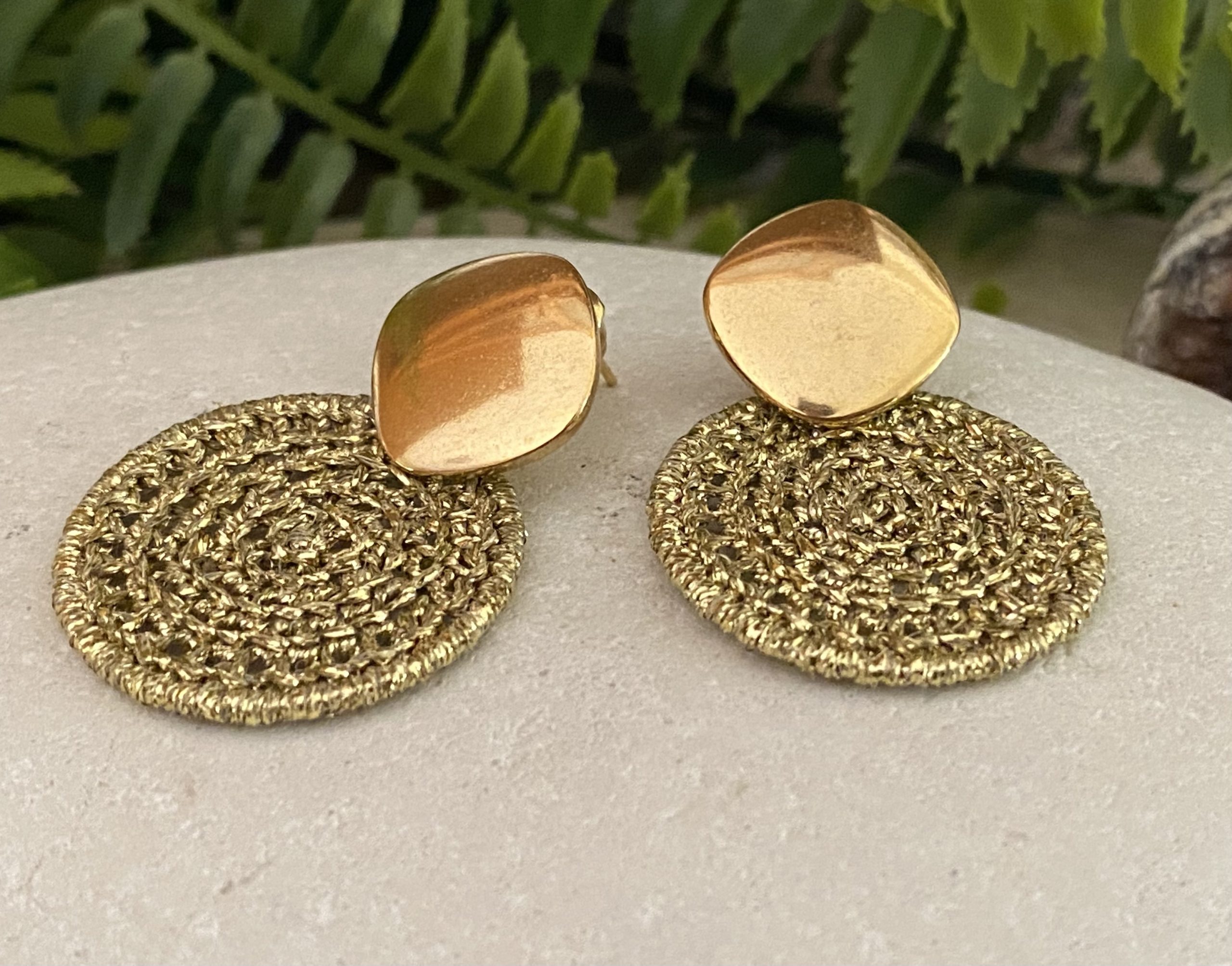 Gold charm crochet earrings - Image 3