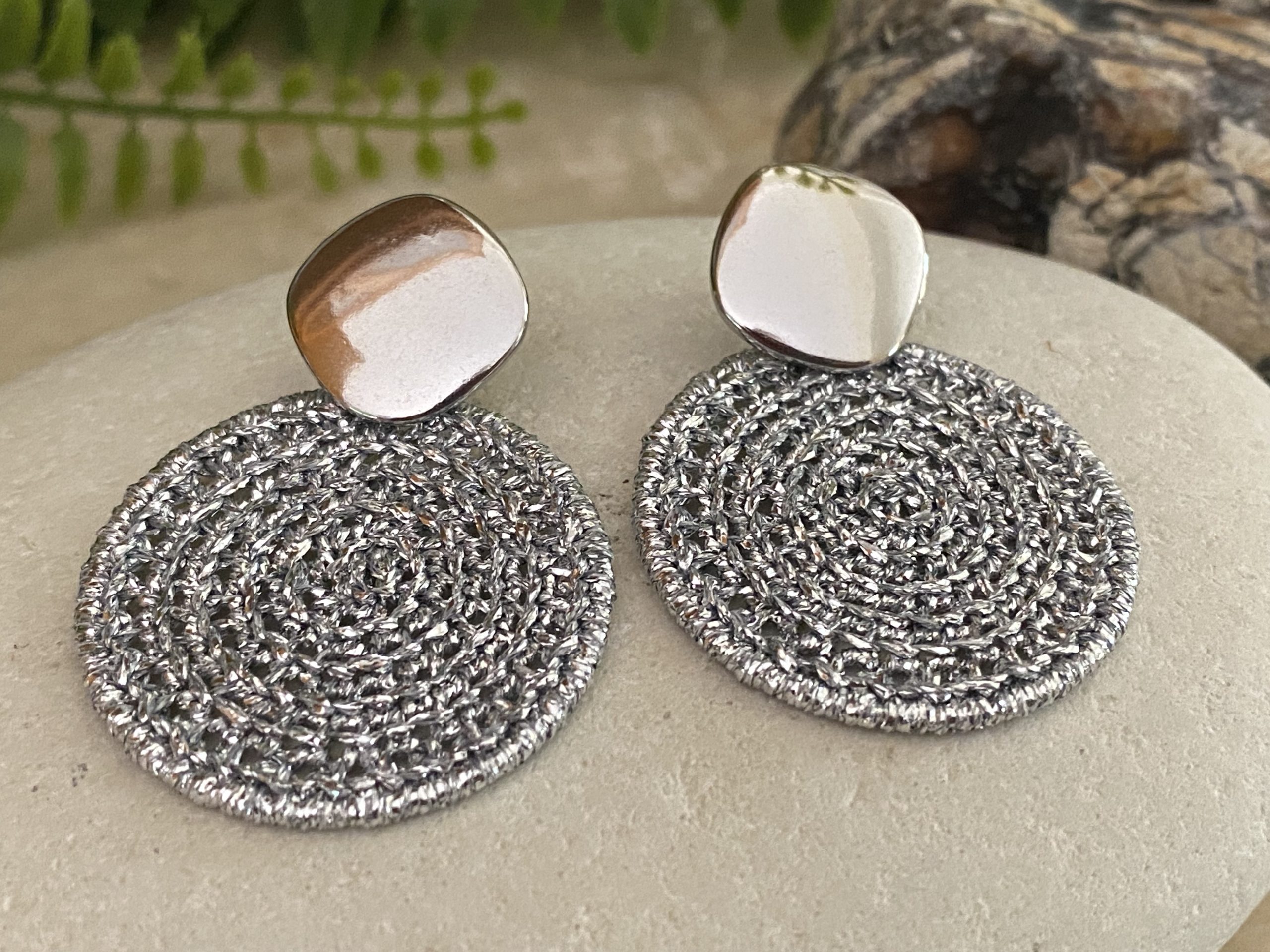 Gold charm crochet earrings - Image 6