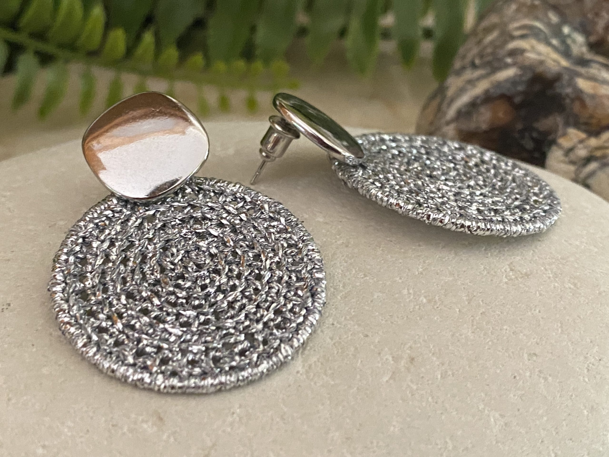 Gold charm crochet earrings - Image 5