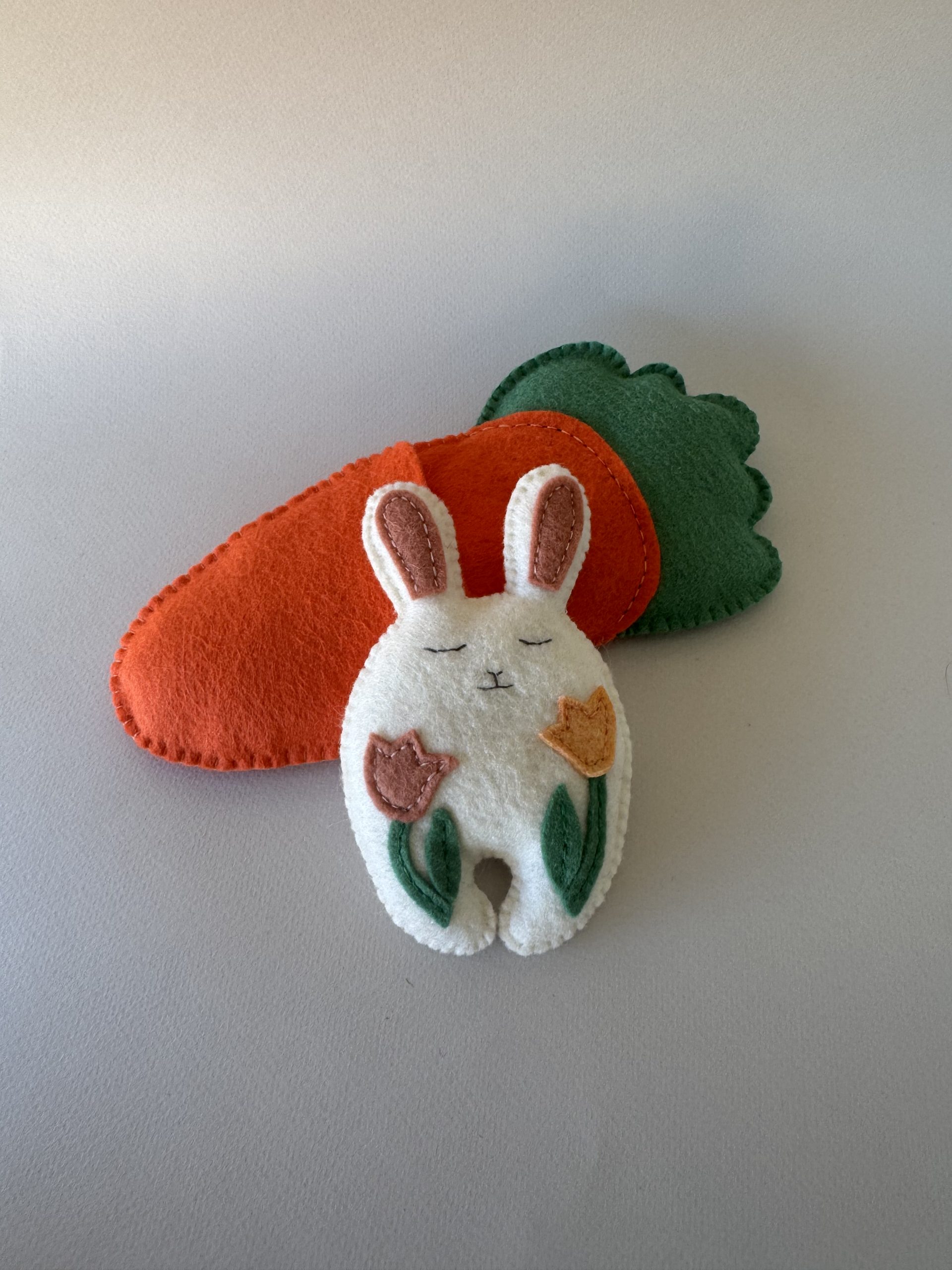 Adorable felt bunny and carrot cozy - Image 3