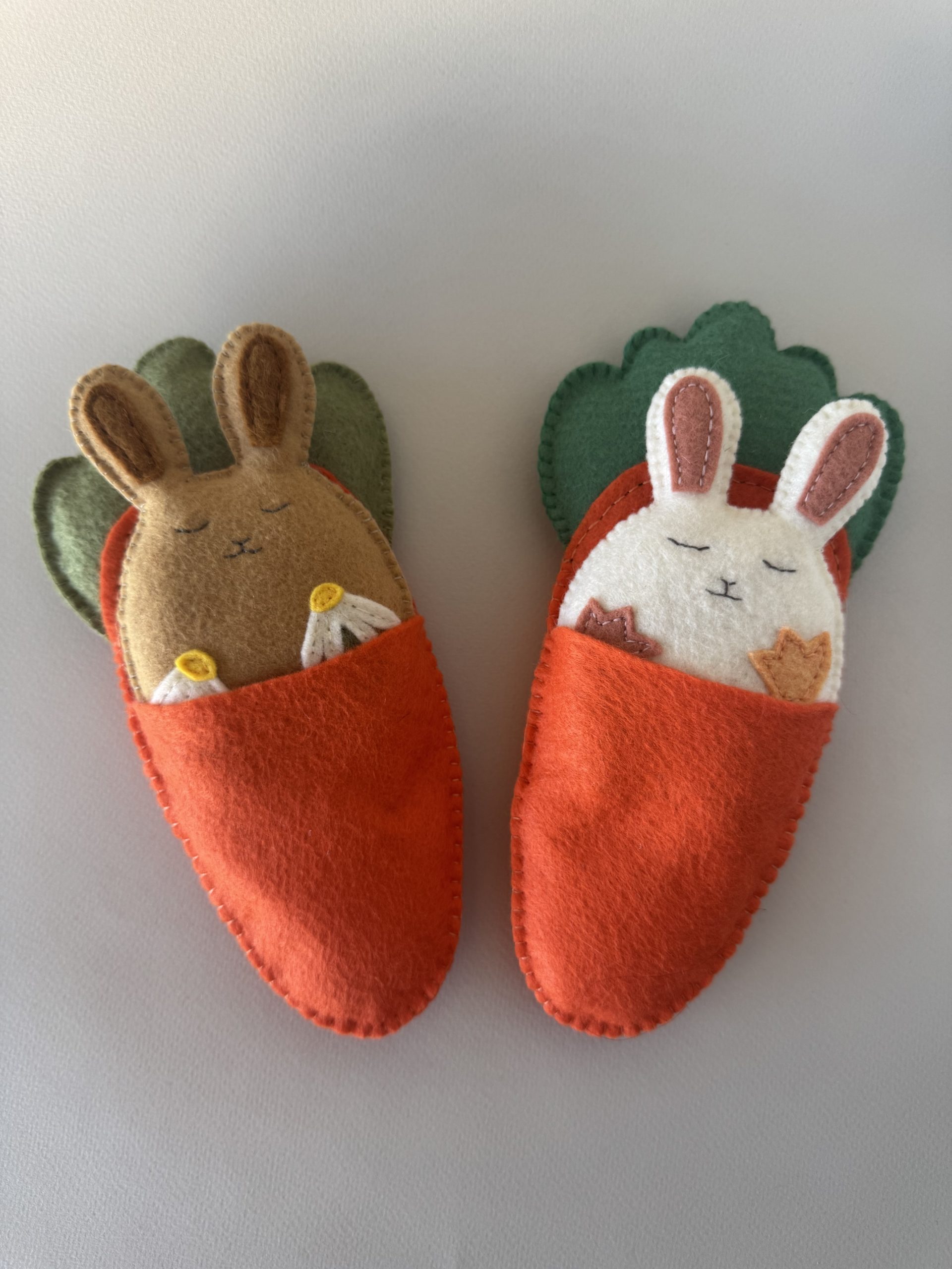 Adorable felt bunny and carrot cozy